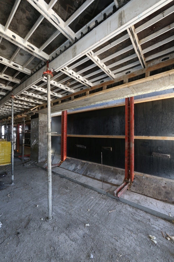 תקרת הקומה נוצקה על גבי מערכת סקיידק. שינוע סקיידק מקומה לקומה נעשה ע"י פלטפורמות העמסה<br/> 