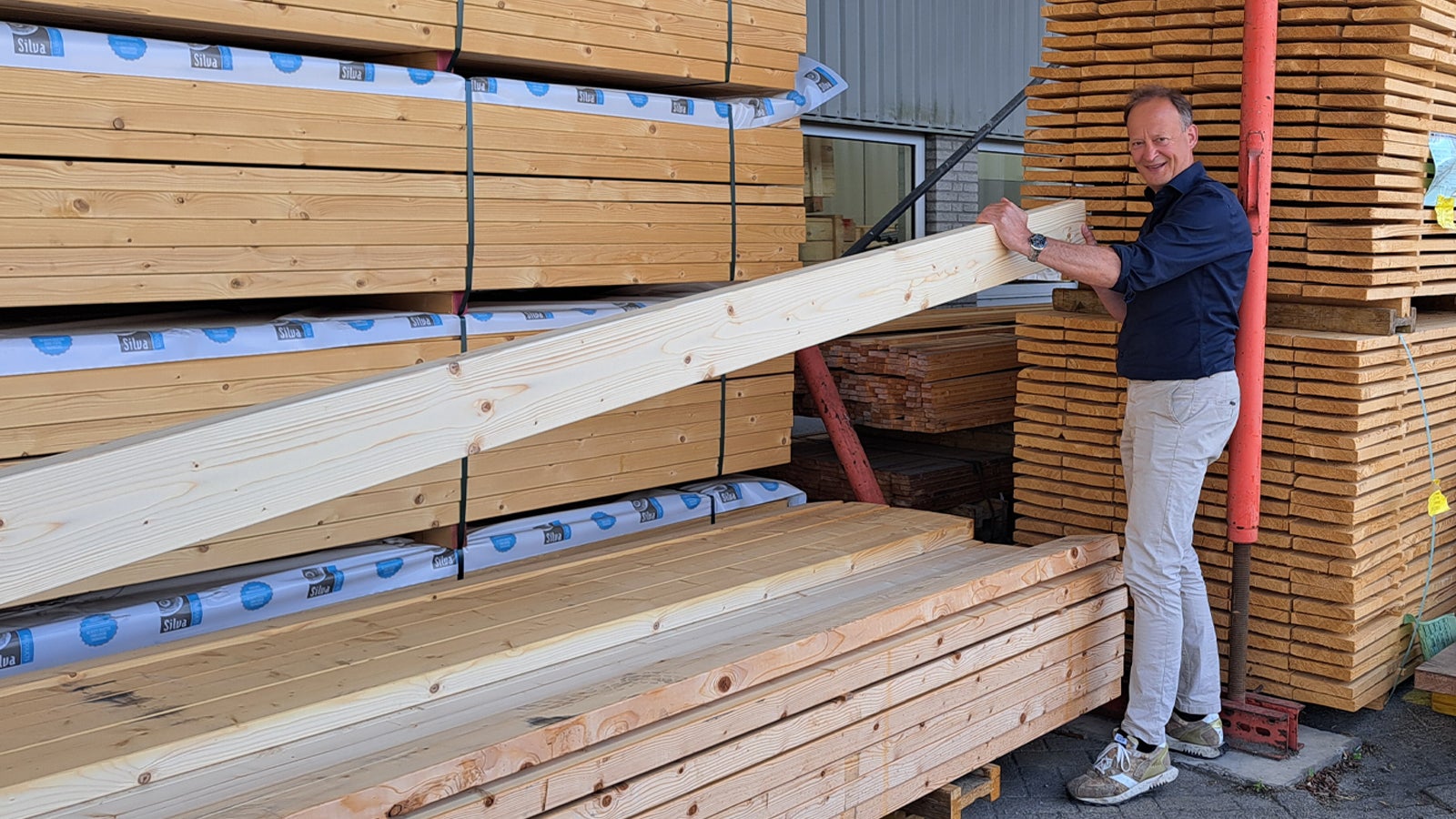 Staat controleert de houtbalken.