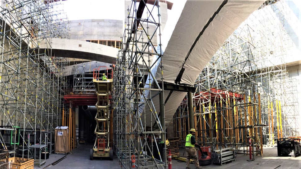 The crew is building the shoring tower on top of the trusses supported by MULTIPROPS, thus allowing the crews and equipment to pass through underneath.