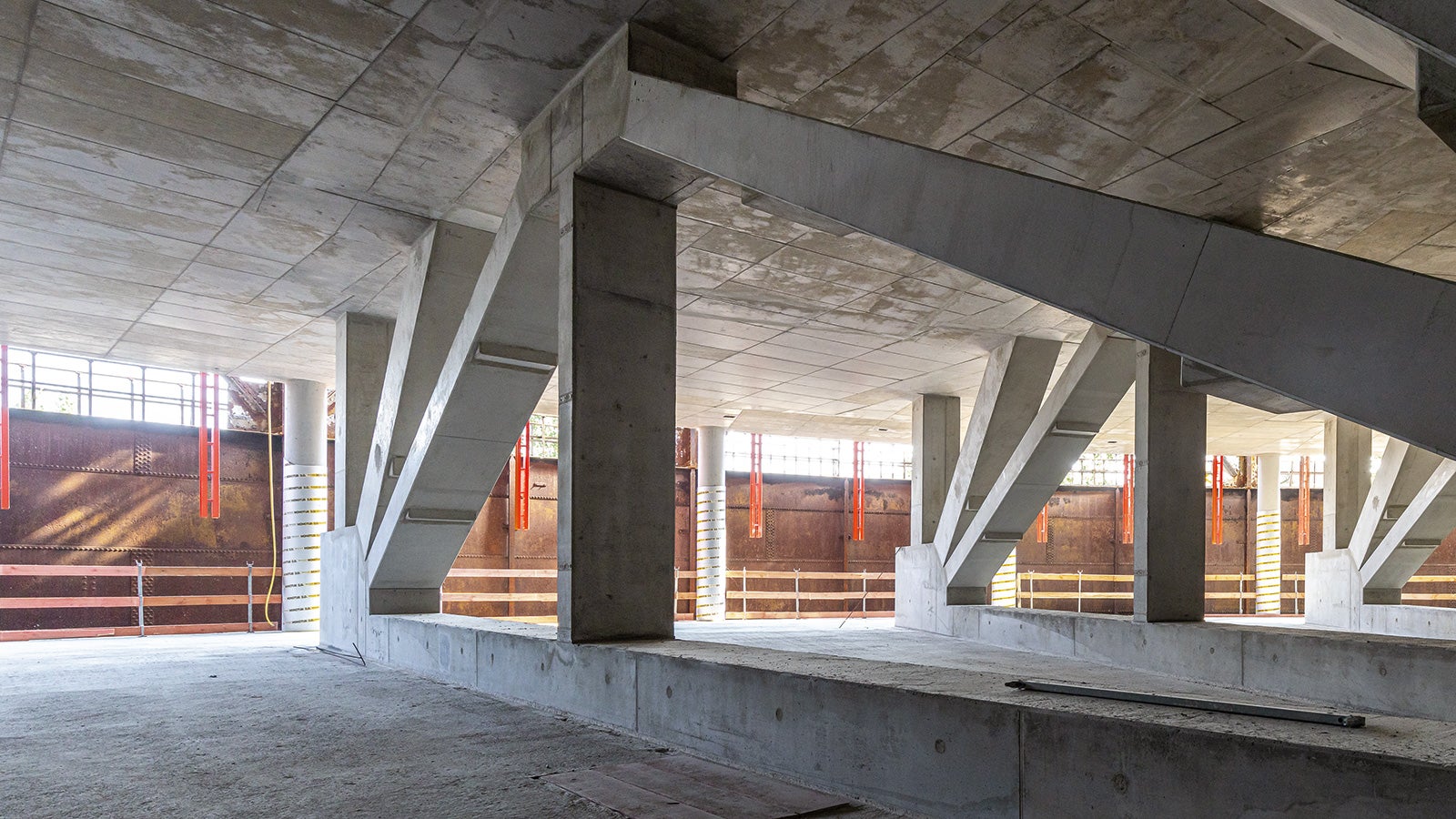 Das Sprengwerk innerhalb der zweiten Etage sorgt für die geforderte Stützenfreiheit im darunterliegenden Konferenzsaal.