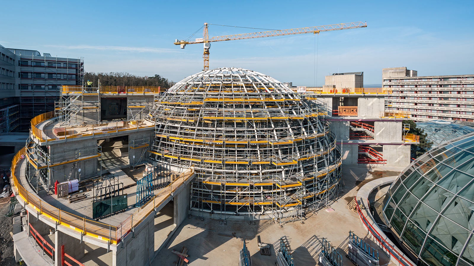 Die Kuppel des ZaM (Zentrum für ambulante Medizin) überspannt mit 35&amp;nbsp;m Durchmesser und 22&amp;nbsp;m Höhe das zentrale Atrium des Klinikneubaus in Bad Neustadt.