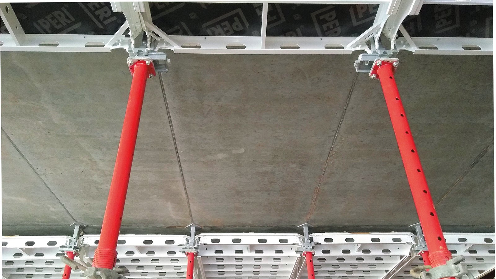 ALPHADECK offers considerable time and cost advantages due to the large panels and the possibility of early striking. What’s more, only one prop is required for each 2.88 m2 of slab surface.