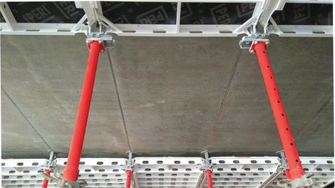 ALPHADECK offers considerable time and cost advantages due to the large panels and the possibility of early striking. What’s more, only one prop is required for each 2.88 m2 of slab surface.