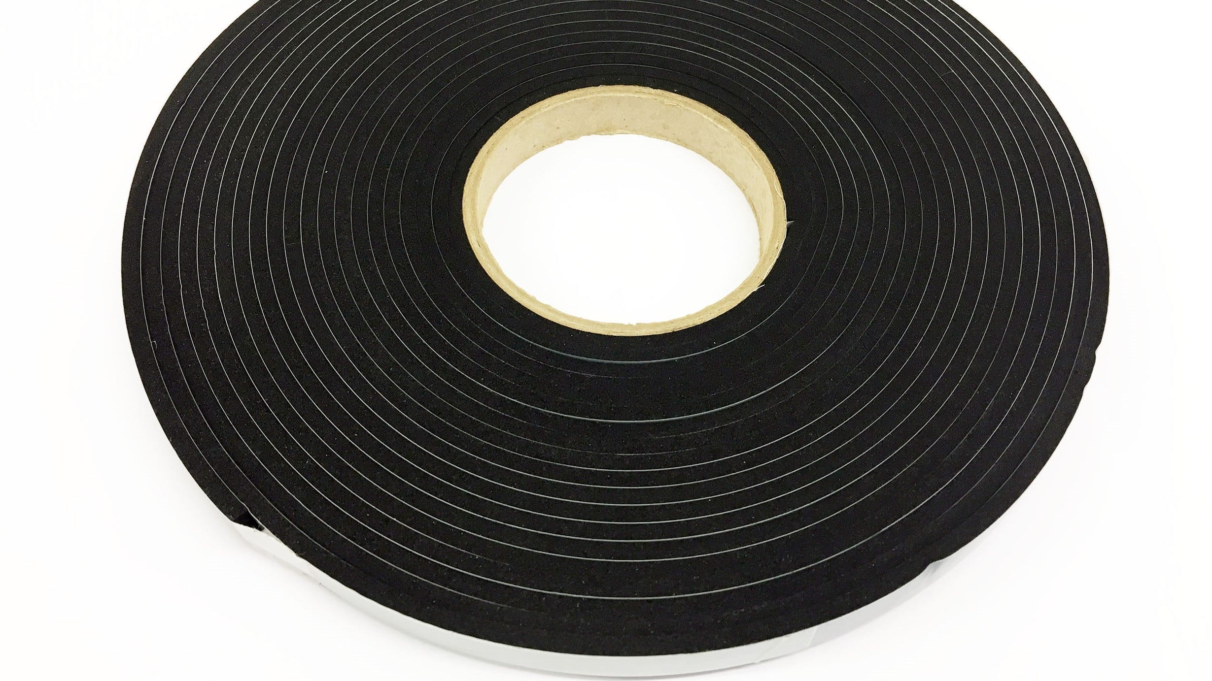 Lenta spraugu noblīvēšanai starp veidņu paneļiem.