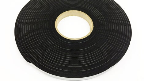 Lenta spraugu noblīvēšanai starp veidņu paneļiem.