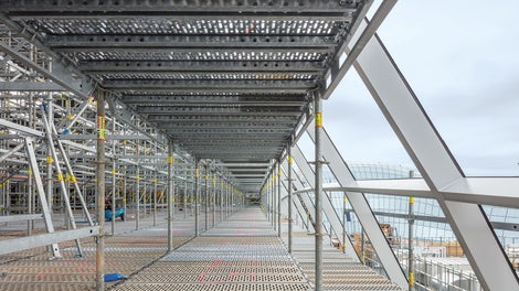 All working levels could be completely covered with PERI&nbsp;UP Flex while the flat and even work areas were free of any tripping hazards. (Photo: David McArthur Parallax Photography)