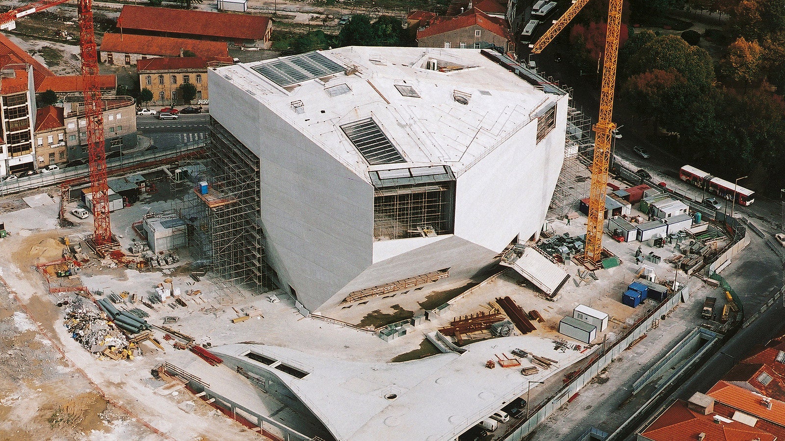 Construído para coincidir com o “Porto 2001 – European Culture Capital”, a sala de concertos é mostrada aqui após a conclusão do trabalho estrutural.