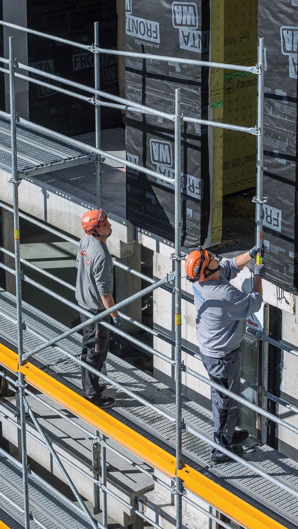 Die vorlaufende Geländermontage lässt sich mit dem Easy Stiel auch an der Gerüstinnenseite ausführen, ebenfalls ohne zusätzlichen Aufwand. Gleiches gilt für die Treppenaufgänge mit vorlaufendem Treppengeländer.