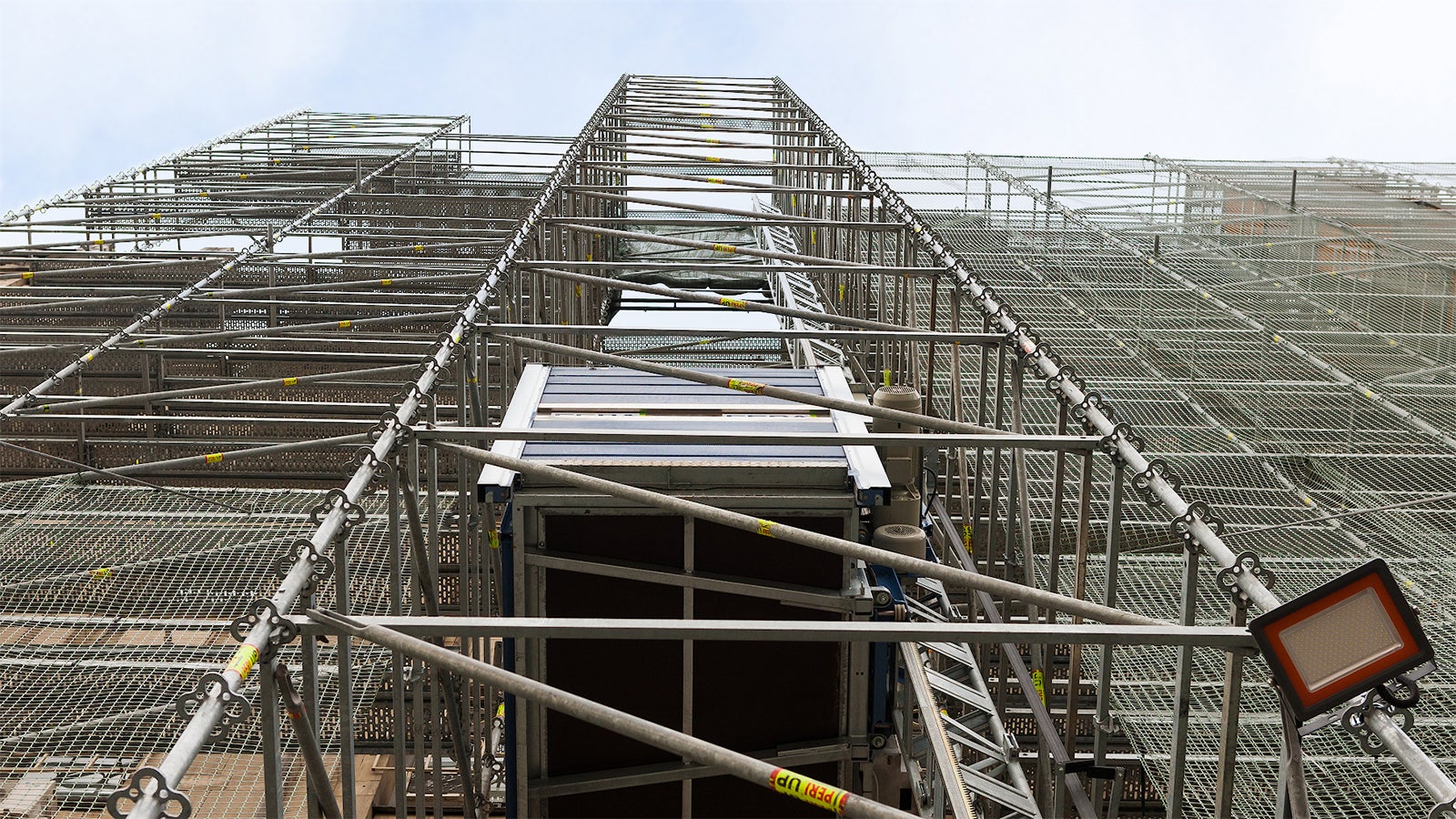 Строительные леса PERI обеспечили абсолютную безопасность сотрудников площадки с учетом работы на высоте 172 м.