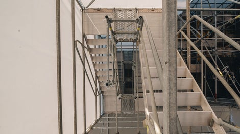 Организация технологических проходов и маршевых лестниц в теле конструкции сцены позволила в разы упростить и обезопасить процесс пусконаладки главного экрана.