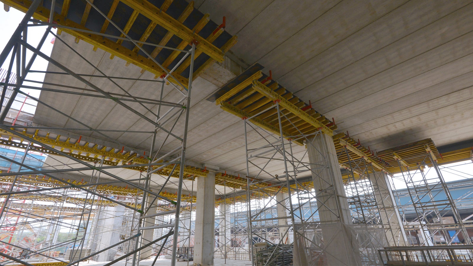 An overview of the PD8 Table system being used to support as back propping for the precast plank installation and also topping up concrete casting.