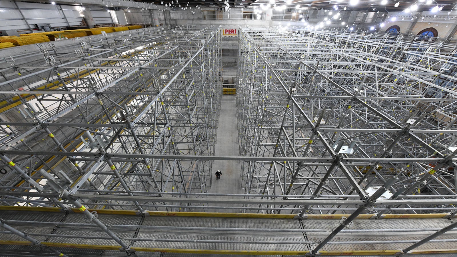 מערכת פיגום פרי אפ איזי משולבת עם מגדלי תמיכה מסוג פרי אפ.