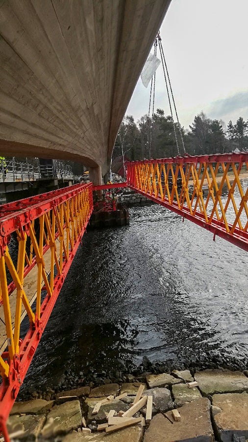 Dragere plasseres under brua