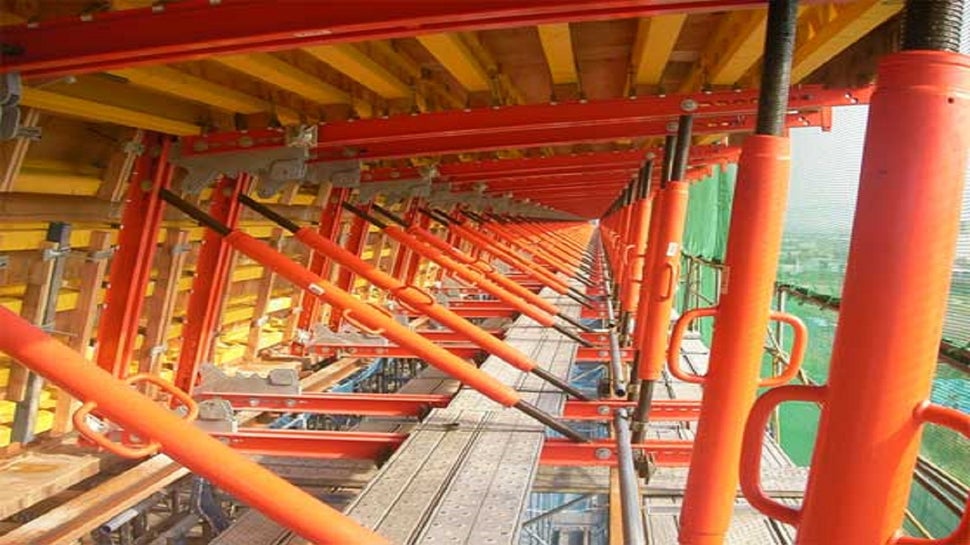 現在大阪市交野市において、既設ピア上部に函梁（全長592m）を建設<br/> 