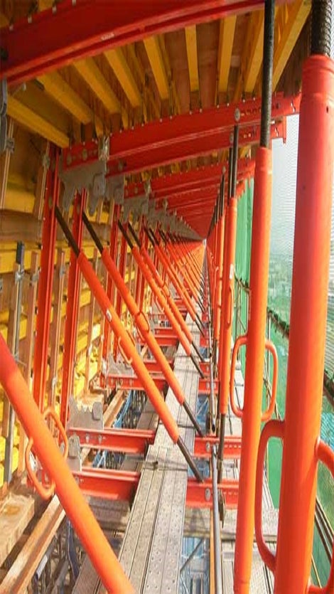 現在大阪市交野市において、既設ピア上部に函梁（全長592m）を建設<br/> 