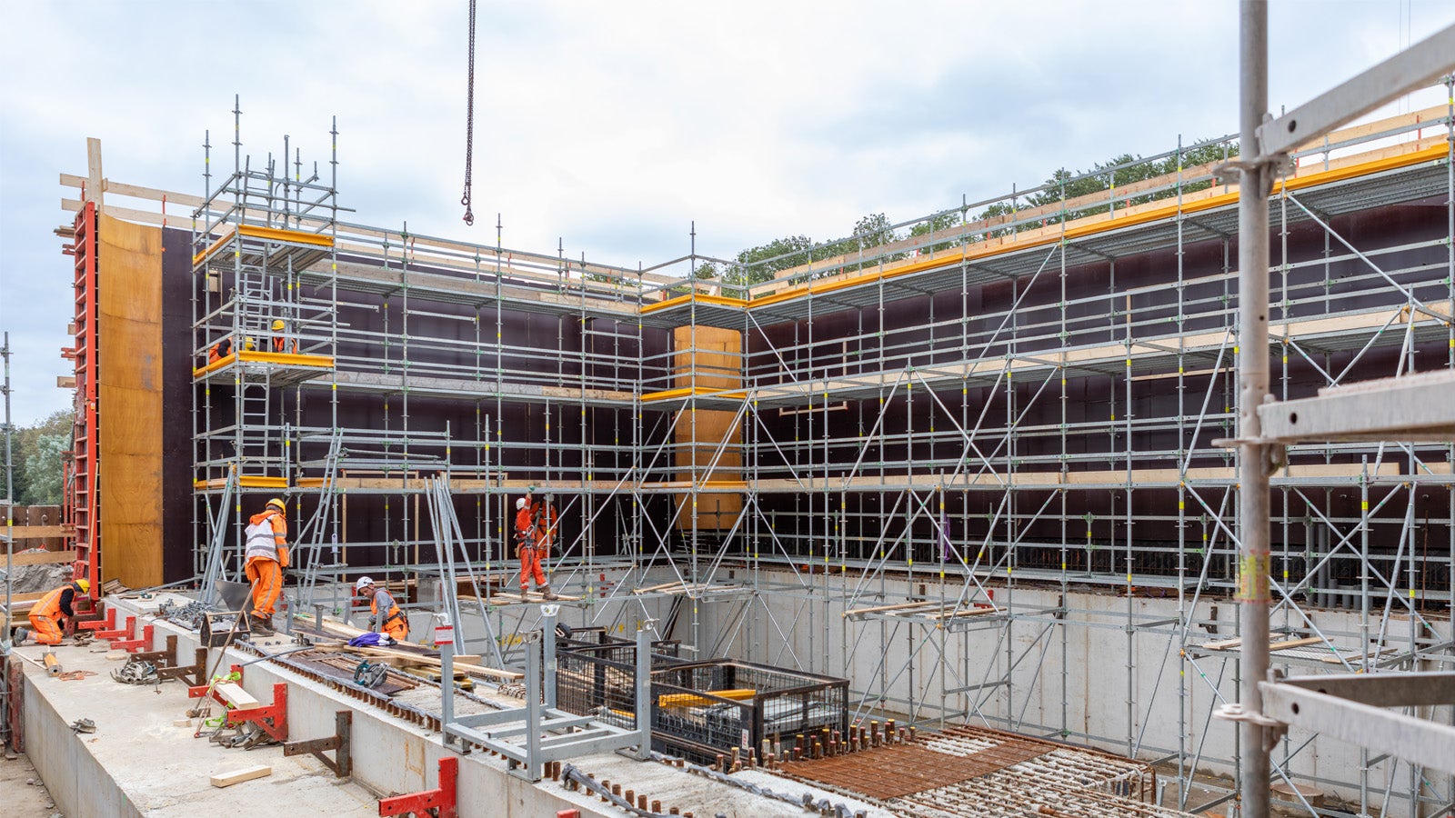 De systemen van PERI leveren complete oplossingen. Zoals hier de TRIO paneelbekisting met PERI-UP vlechtsteigers.