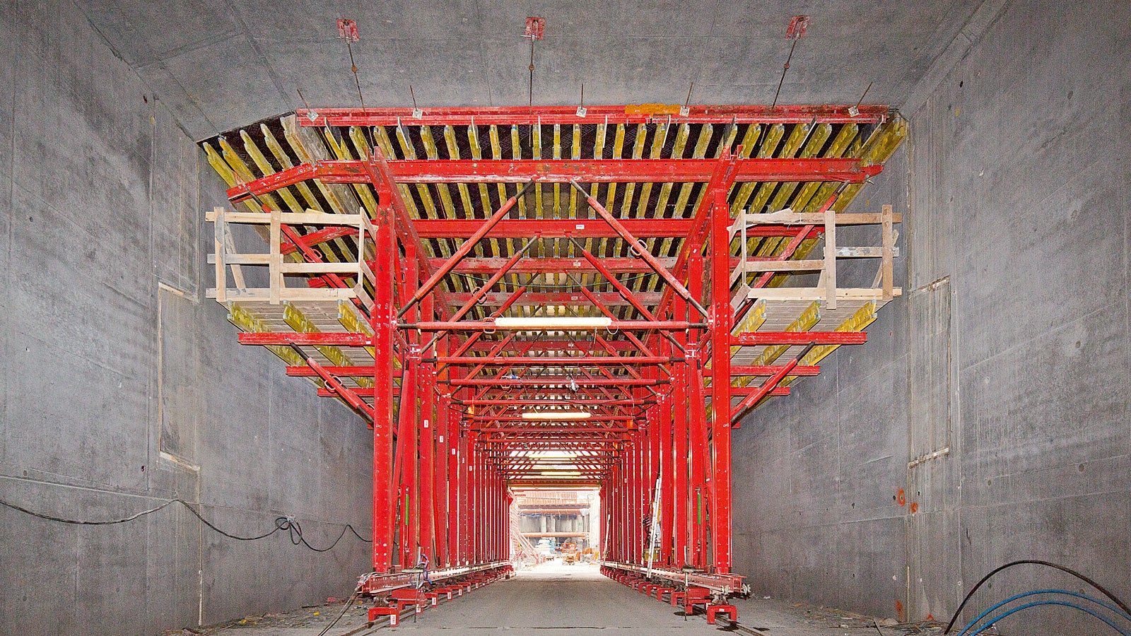 The slab formwork carriage for the Nordhavnsvej tunnel project consists almost entirely of system components from the Variokit engineering construction kit – and is therefore extremely cost-effective.