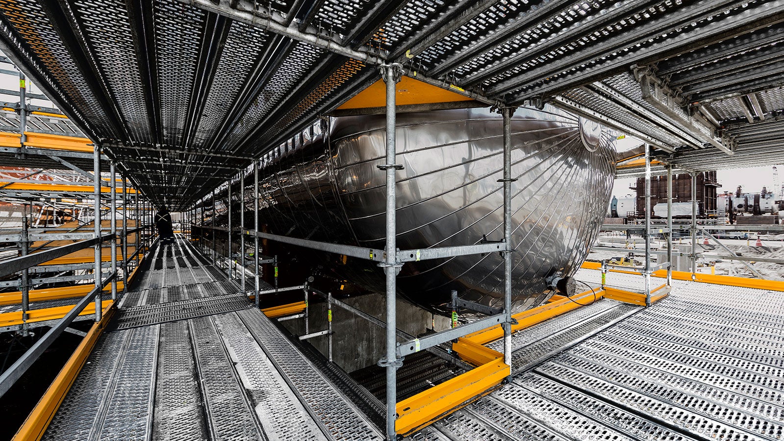 Независимо от геометрии и размеров в конструкции из лесов практически нет зазоров, которые пришлось бы закрывать фанерой или доской. Повышенную безопасность и боковую защиту обеспечивает желтая отбортовка. Из-за яркого цвета ее заметно издалека.