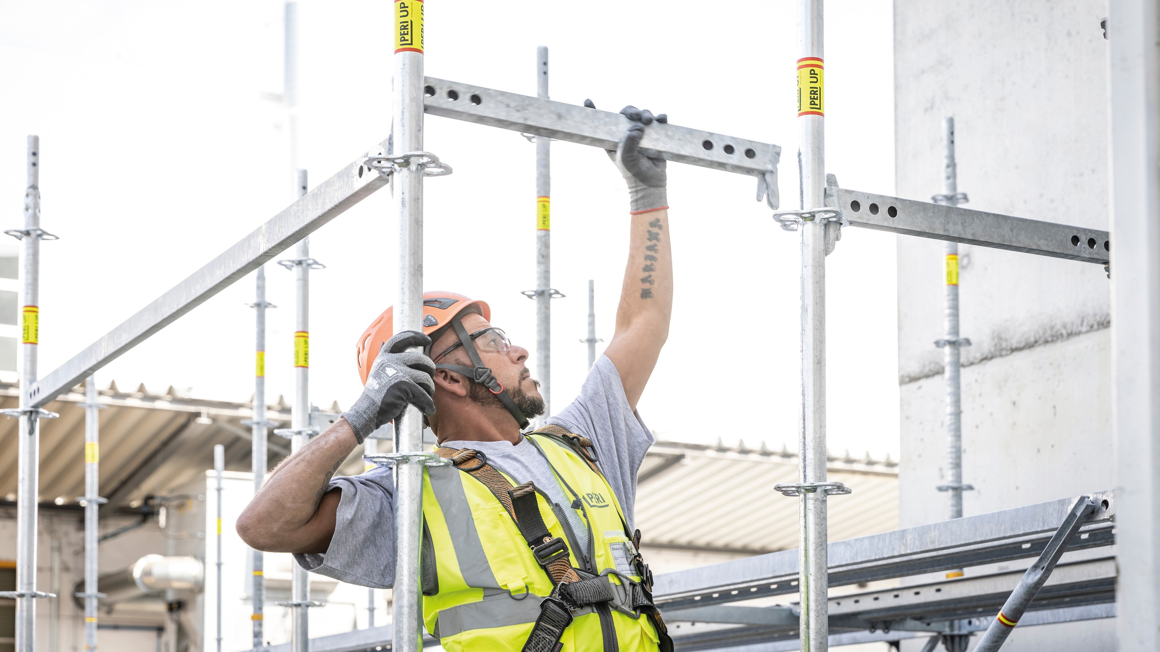 Die Vorläufer der heutigen Kernbauteile wie Riegel und Vertikalstiele wurden bereits Mitte der 2000er Jahre von PERI entwickelt. Das Prinzip „stecken statt schrauben“ macht die Montage denkbar einfach und schnell.