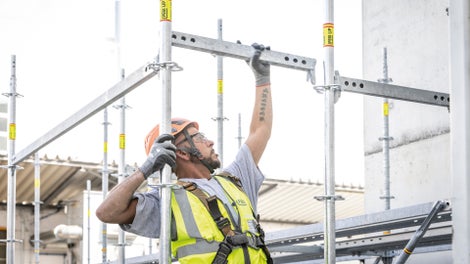 Die Vorläufer der heutigen Kernbauteile wie Riegel und Vertikalstiele wurden bereits Mitte der 2000er Jahre von PERI entwickelt. Das Prinzip „stecken statt schrauben“ macht die Montage denkbar einfach und schnell.