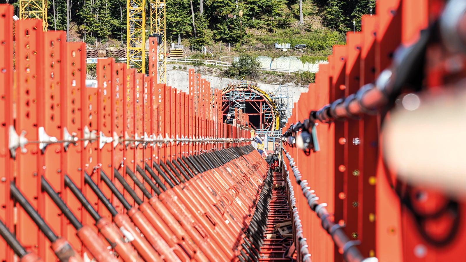 PERI Ingenieure unterstützten mit ihrer Lösungskompetenz und modularen, aufeinander abgestimmten Schalungs- und Gerüstsystemen die Herstellung von Pfeiler, Überbau und Tunnelportal.