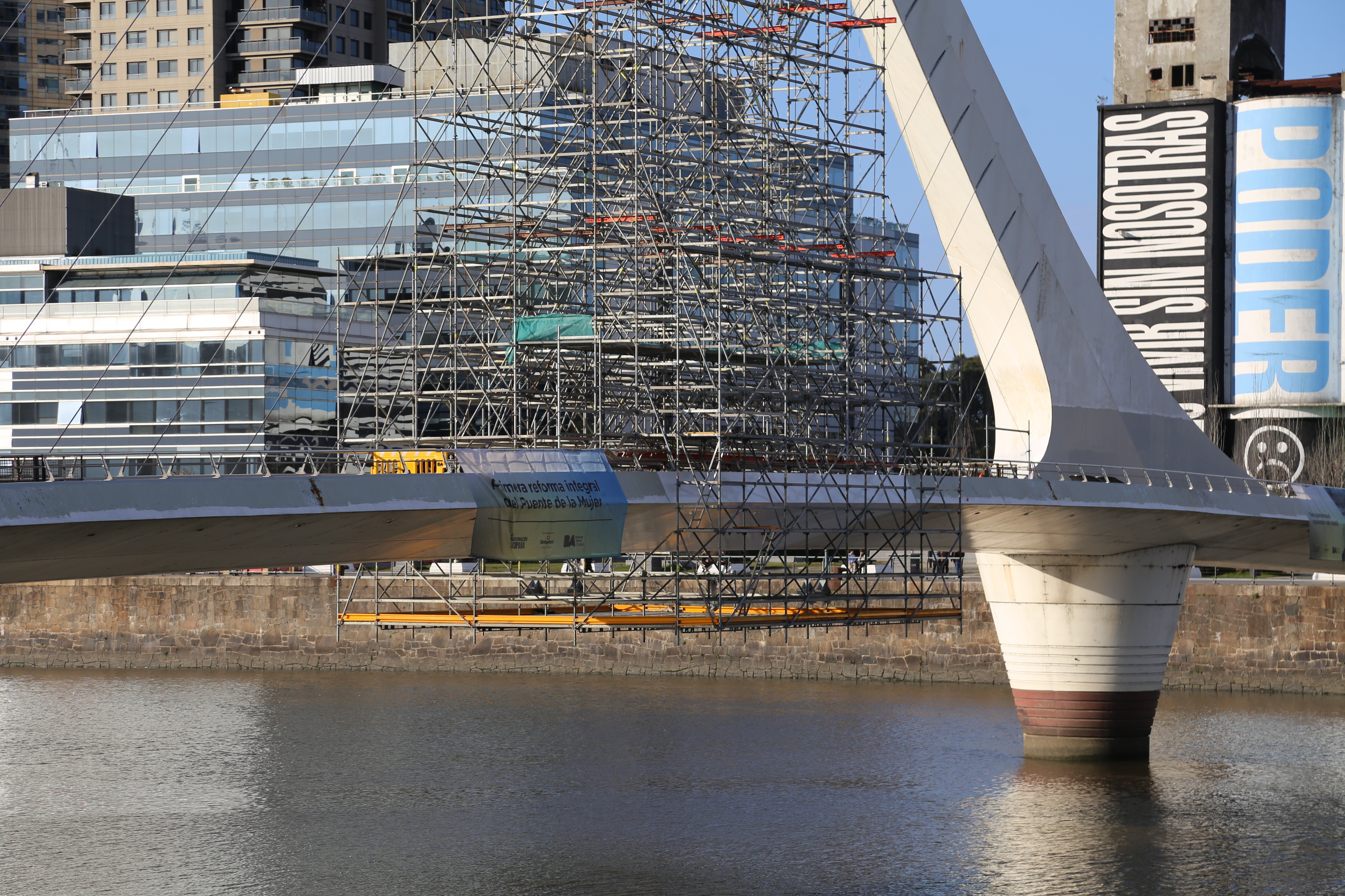 Gracias a la utilización de los andamios PERI UP, la obra permite un óptimo ajuste a la complicada estructura del puente, brindando un acceso seguro y rápido para efectuar tareas de pintura y renovación en forma acelerada.