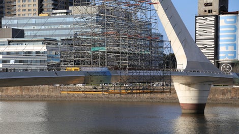 Gracias a la utilización de los andamios PERI UP, la obra permite un óptimo ajuste a la complicada estructura del puente, brindando un acceso seguro y rápido para efectuar tareas de pintura y renovación en forma acelerada.