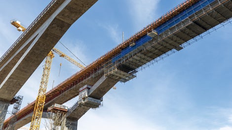 The 85 m high and 485 m long Filstal Bridge brings together all the challenges of bridge construction: a sophisticated construction method with slender superstructures and high bridge piers that widen in a Y-shape at the crown, high architectural concrete requirements and a narrow time window to meet the completion deadline.<br/>(Photo: PERI SE)<br/>