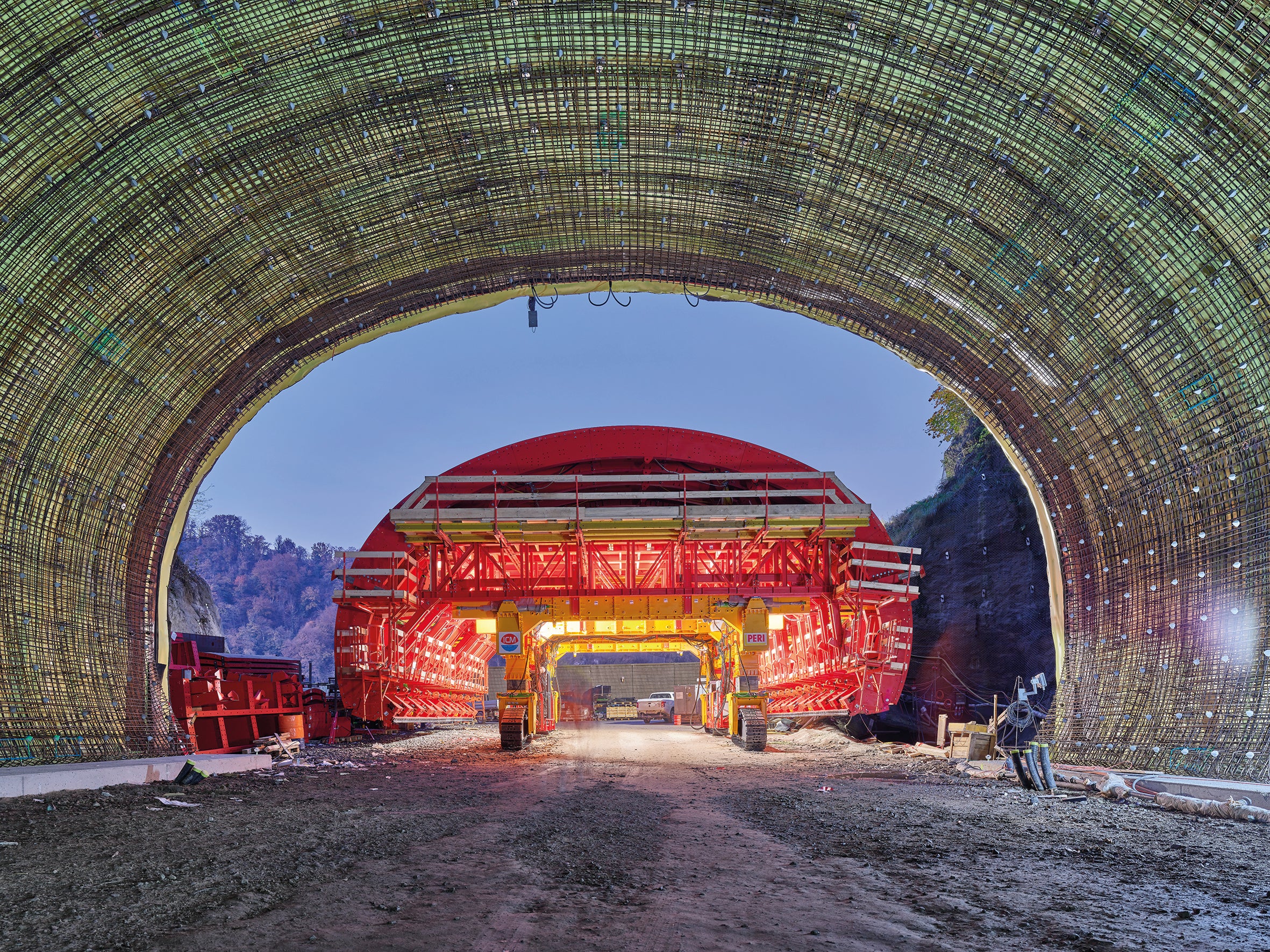 El proyecto de la A26 se destaca por sus cinco secciones transversales de túnel diferentes. Además, las curvas presentan radios estrechos de 50 m a 750 m y las pendientes de los túneles varían, lo que dificulta la implantación de la nueva red de transporte. 