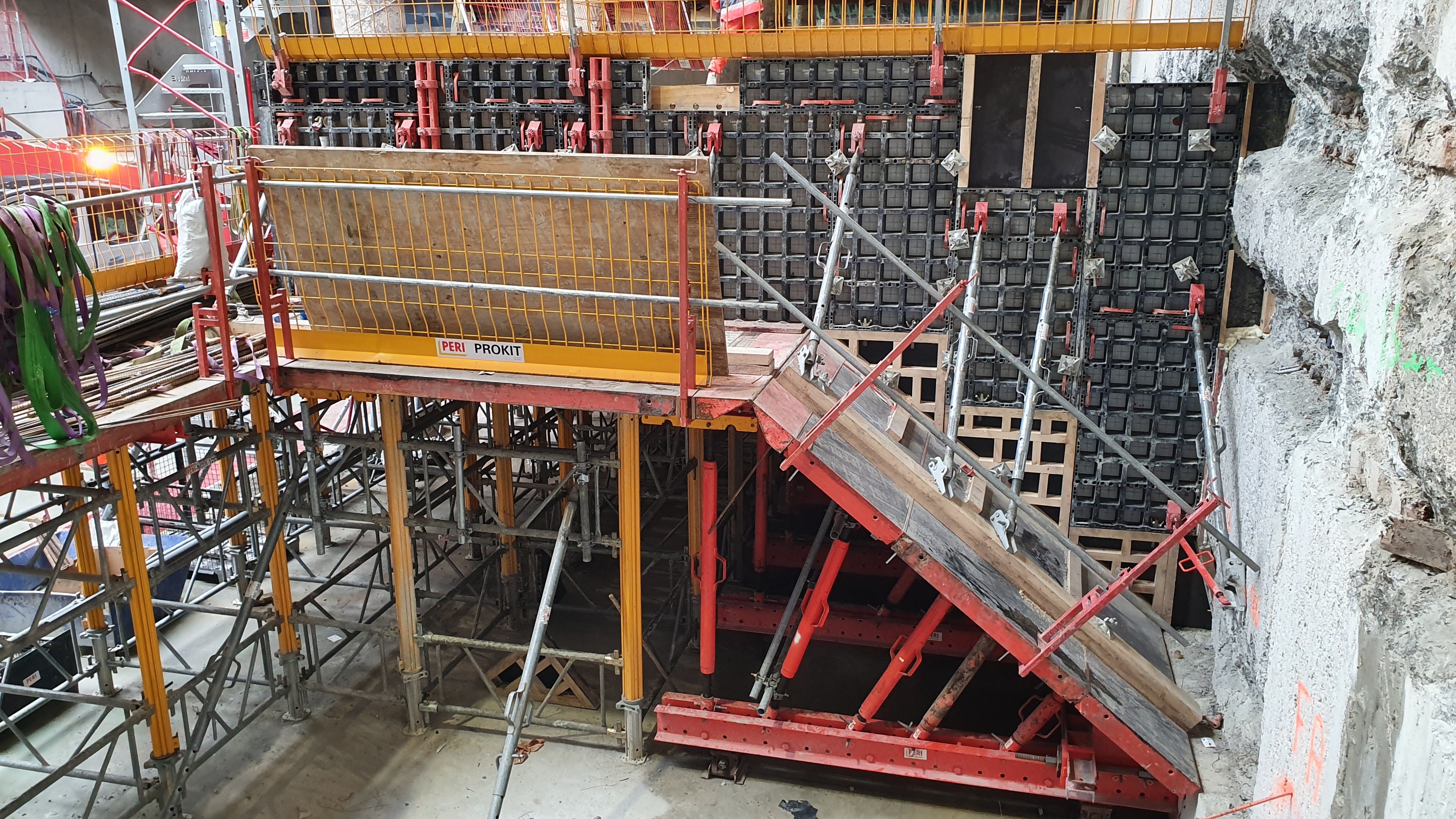 Coffrage d’un plot de 72 mètres linéaires et d’épaisseur 1,5 m - 3,3 m : coffrage de rives en manuportable DUO, coffrage de voiles TRIO adapté en coffrage de dalle, étaiement en MULTIPROP, système VARIOKIT<br/>(Photo : PERI France)<br/>