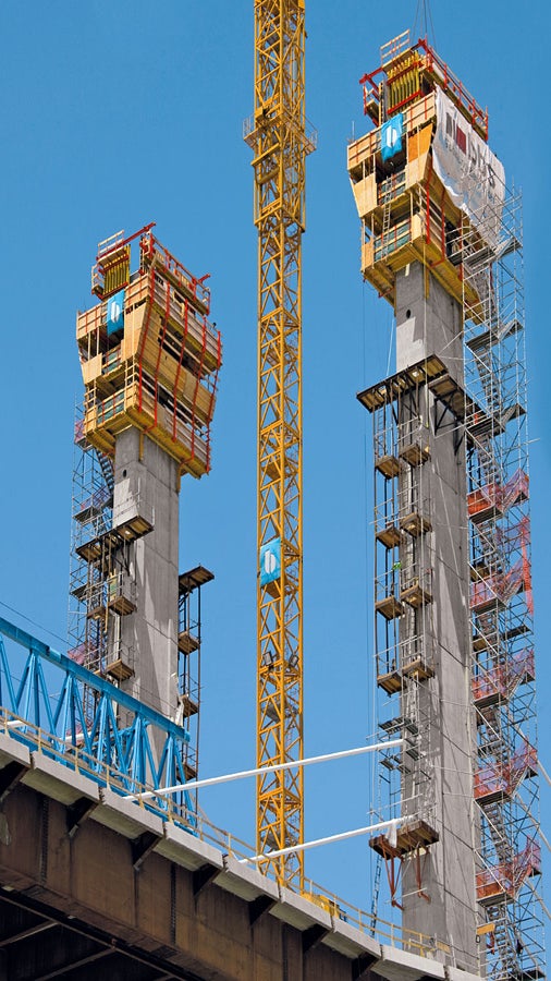 Mesmo durante velocidades de vento de até 80 quilômetros por hora, operações seguras de escalada podiam ser realizadas com o sistema de escalada PERI ACS.