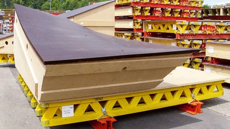 The complex geometry of the panel face required the highest quality work from PERI fabrication teams in the UK and Germany. The panels consist of two layers of 4 mm plywood, 21 mm thick lathing timbers, Cleatbox interlocking chipboard rib grillage and VARIO base panel – SRU walers, GT 24 girder and 21 mm thick chipboard panel face. 