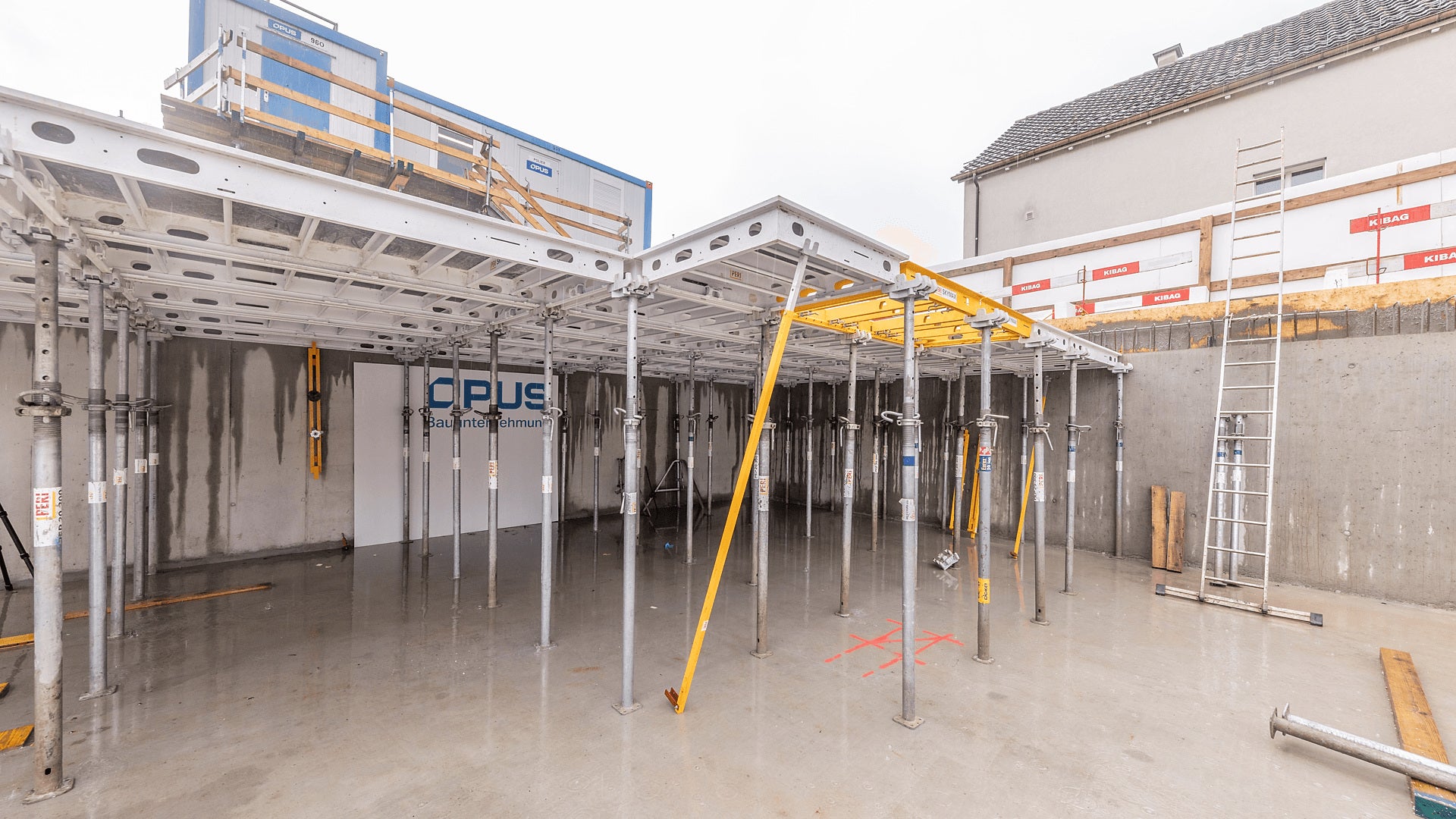 Große Aluminium-Paneele, wenig verschiedene Systembauteile und eine einfache Systemlogik unterstützen schnelle Abläufe beim Schalen von Decken.