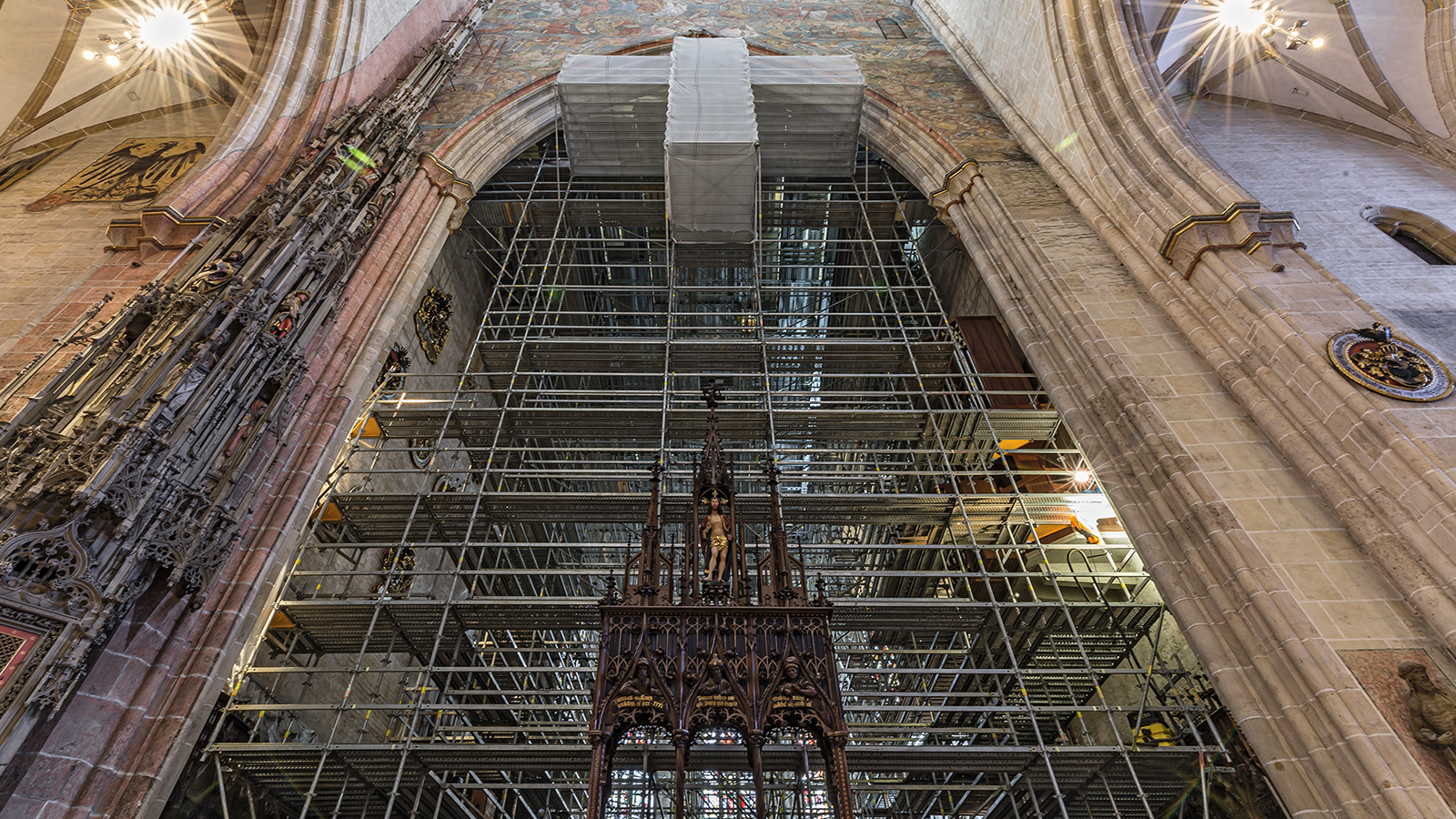 Метрический шаг лесов и наличие дополнительных элементов для переопирания позволяют системе PERI UP Flex в точности повторять контур реставрируемого объекта и предоставлять удобный доступ к рабочей поверхности.