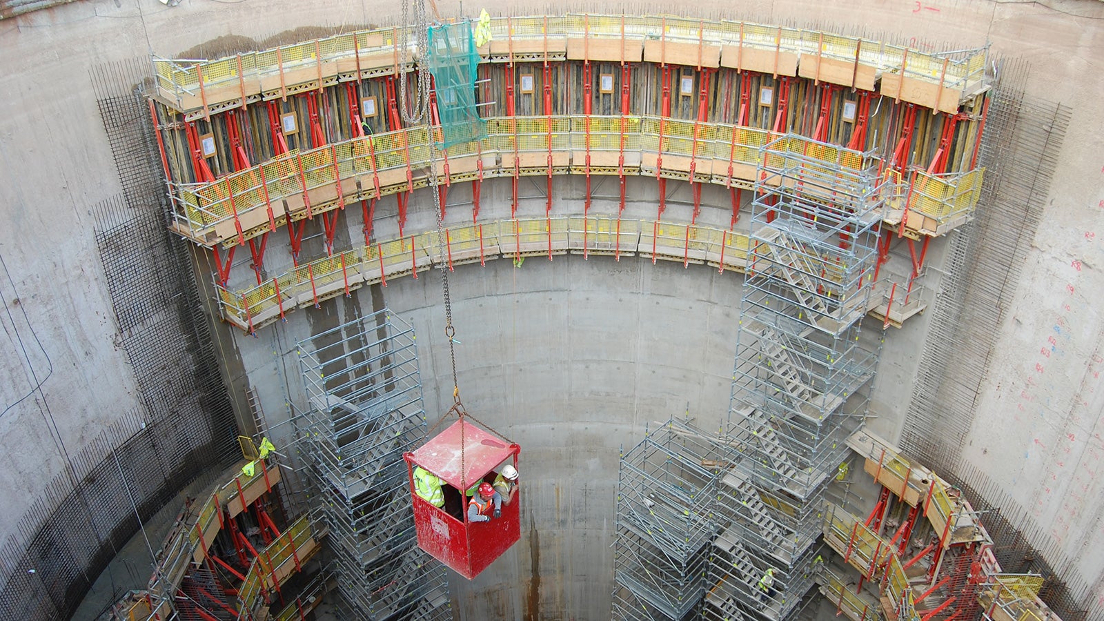 PERI’s SKS single-sided climbing system, complete with a mixture of RUNDFLEX and TRIO shutters was used to form the concrete liner. 