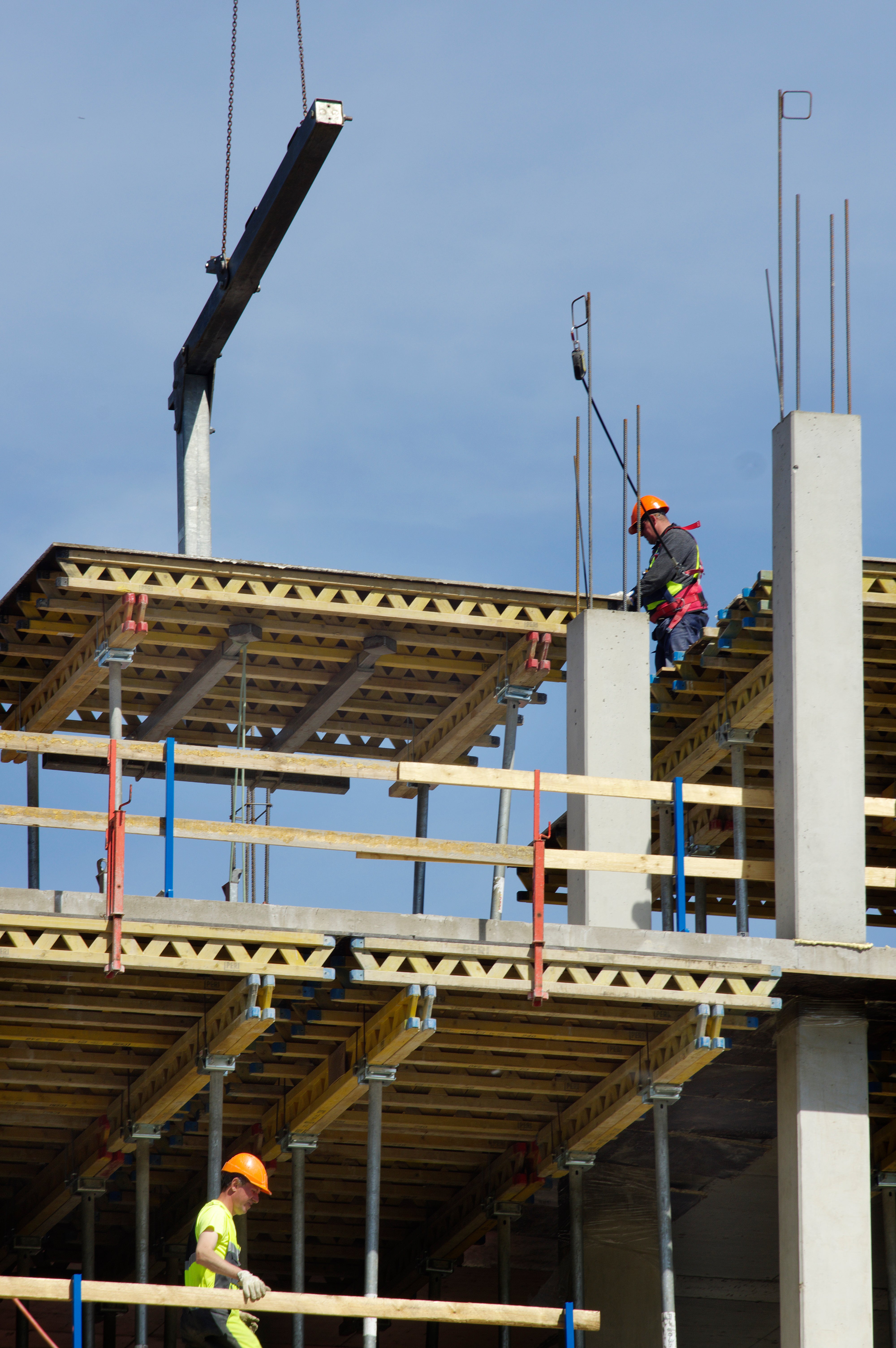 Korruselt korrusele saab ühe kraana tõstega kuni 40m2 suurused osad. PERI Multiflex osakaal on viidud miinimumini, käsitsi eemaldatavate komponentide hulk ainult betoonpostide liinidel. Mida vähem lahtiseid laeraketise osi objektil seda väiksem on vineeri ülekulu.