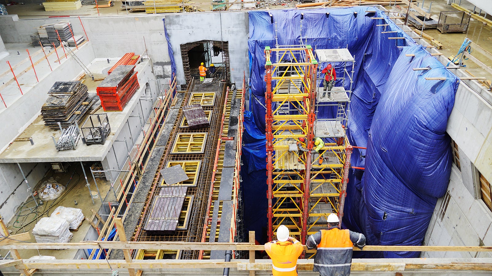 Prace przy budowie kładki wewnątrz basenu. 