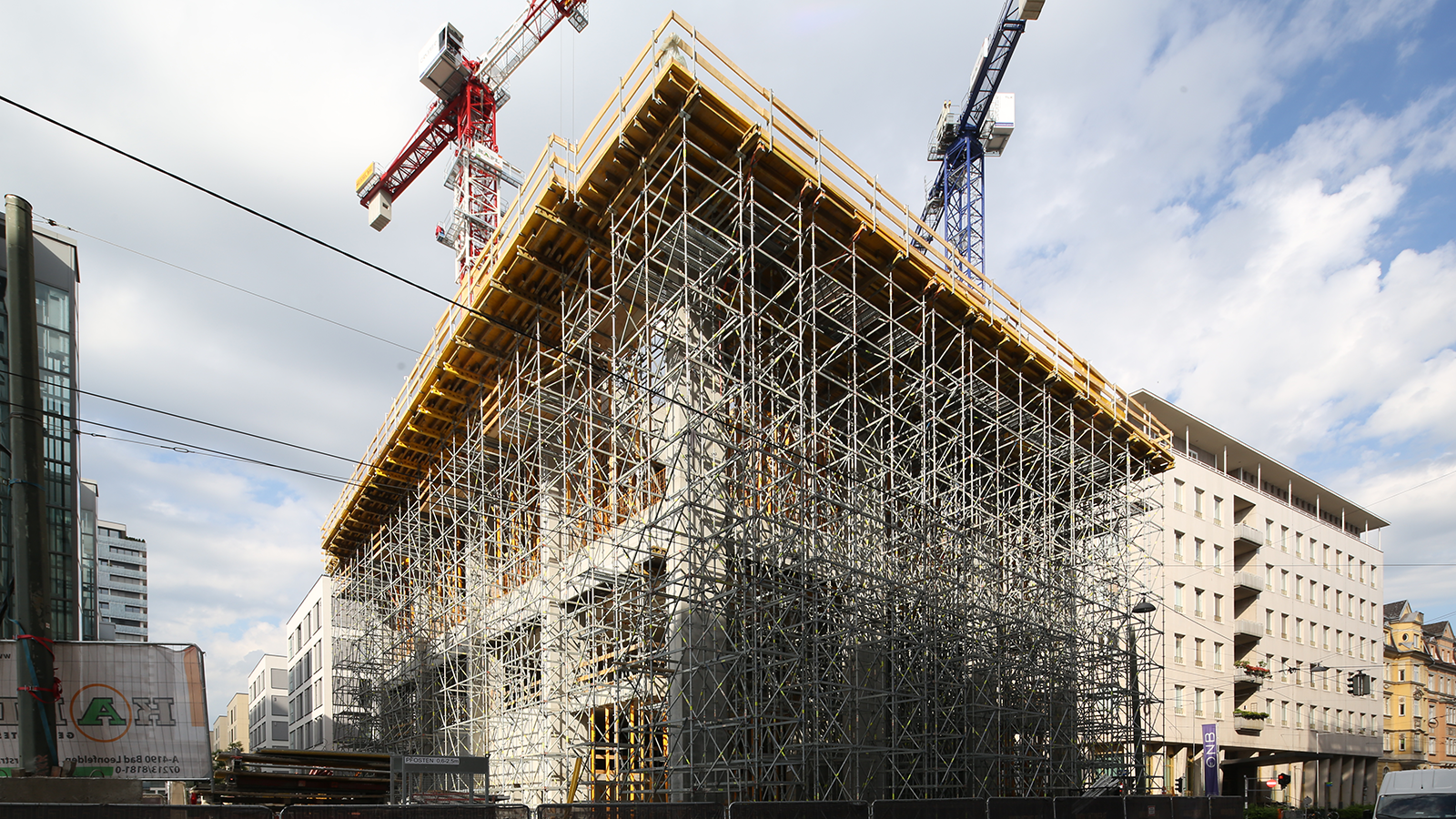 Durch die projektspezifischen Anforderungen muss die Last von 3 Decken inklusive der Unterzüge abgestützt werden. Die Positionen der PERI UP Stiele können exakt an die Lastanforderungen der Baustelle angepasst werden. 