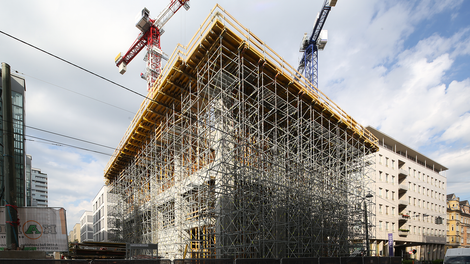 Durch die projektspezifischen Anforderungen muss die Last von 3 Decken inklusive der Unterzüge abgestützt werden. Die Positionen der PERI UP Stiele können exakt an die Lastanforderungen der Baustelle angepasst werden. 