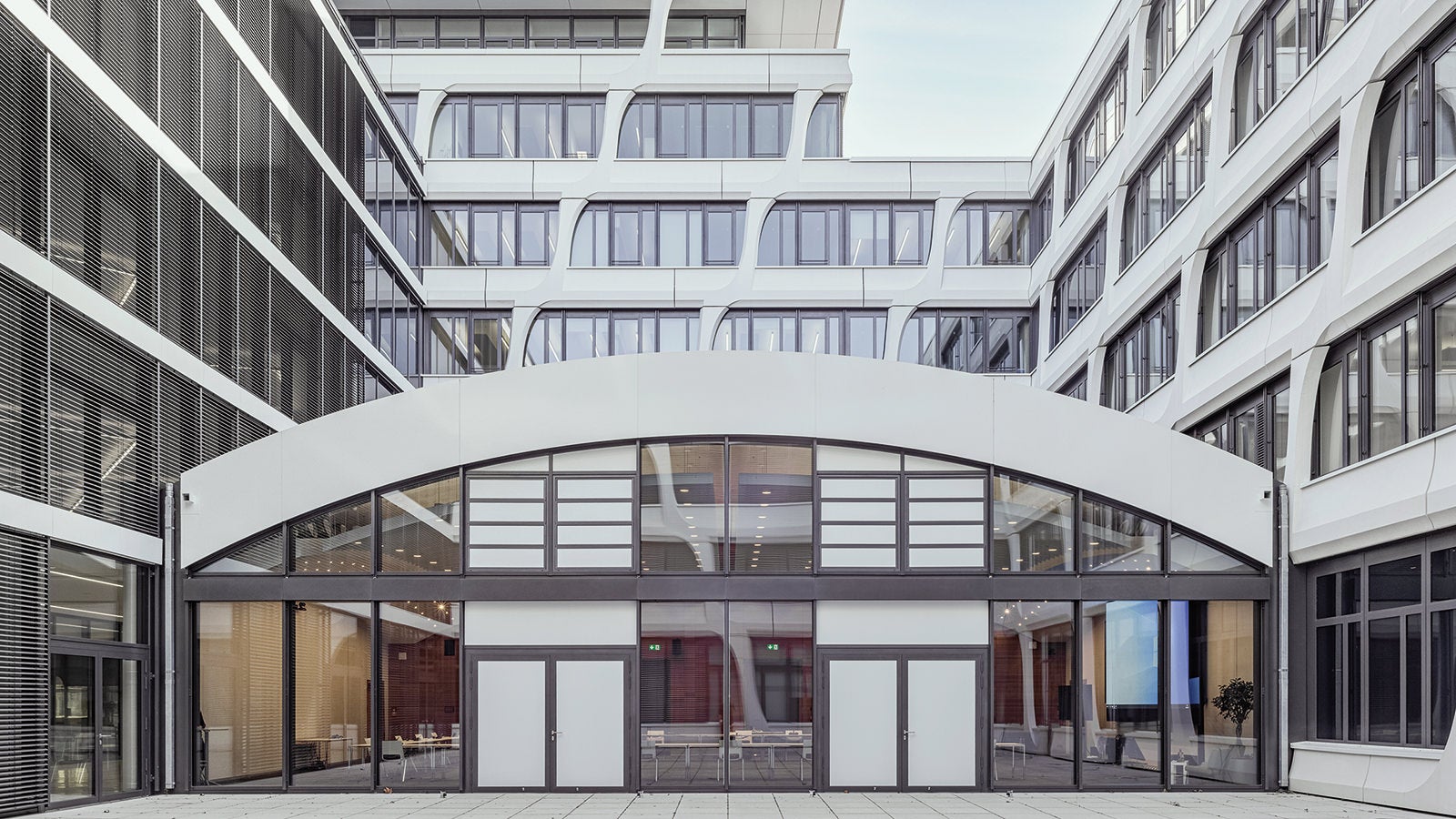 Pro kopulovitý strop vyvinula firma PERI řešení bednění z 82 jednotlivě zhotovených dílců pro pohledový beton, které byly předem smontovány a dodány na stavbu. (Foto: Thilo Ross)