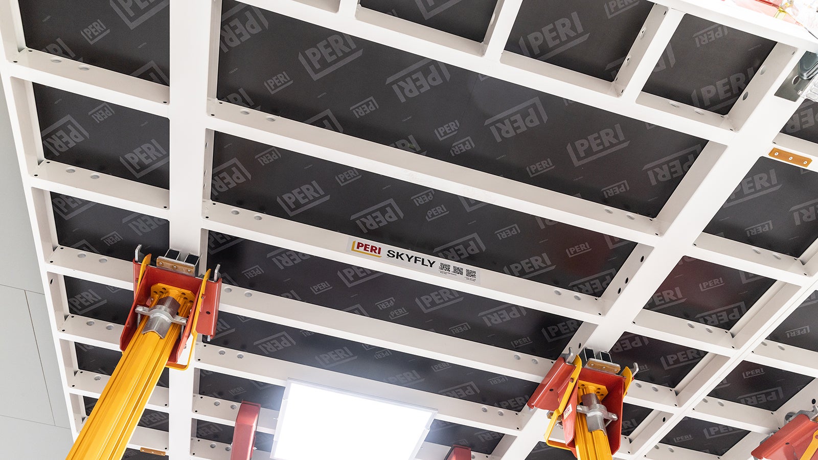 SKYFLY allows the realisation of large areas. The pre-installed fall protection and high stability provide a safe solution for open ceiling edges.