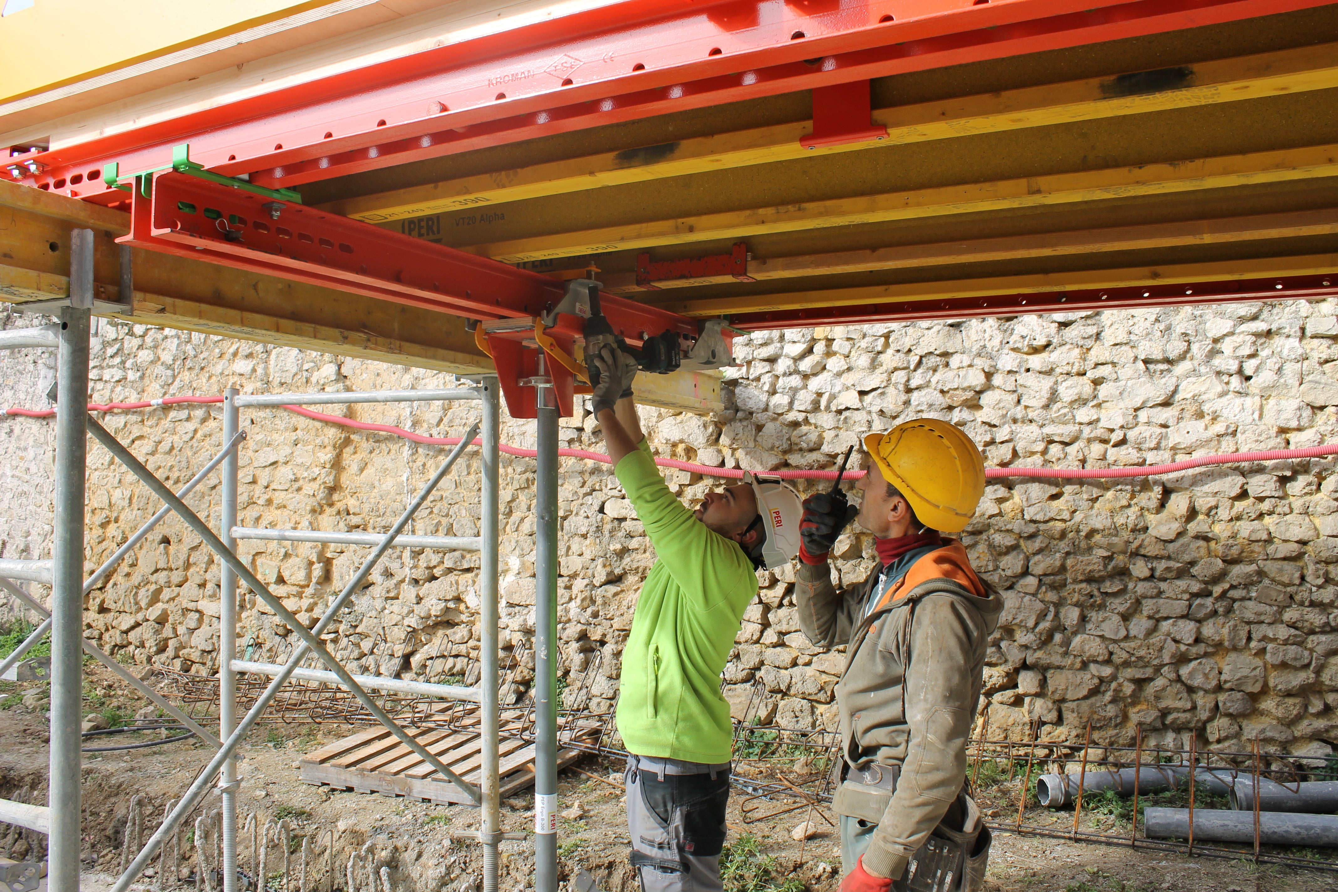 Facilitant l'adaptation sur le chantier, notre système offre une déconnexion facile par brochage. De plus, sa capacité de déplacement sur roulette permet une flexibilité optimale sans nécessiter de démontage.