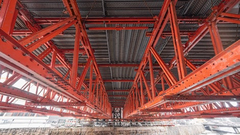 Da ein Anhängen oder Verankern der PERI UP Einrüstung an die vorhandene Brückenkonstruktion und auch eine Zwischenabstützung im Fluss Chemnitz nicht möglich war, sah das PERI Konzept eine 37 m spannende Überbrückungskonstruktion mit VARIOKIT Fachwerkträgern vor.