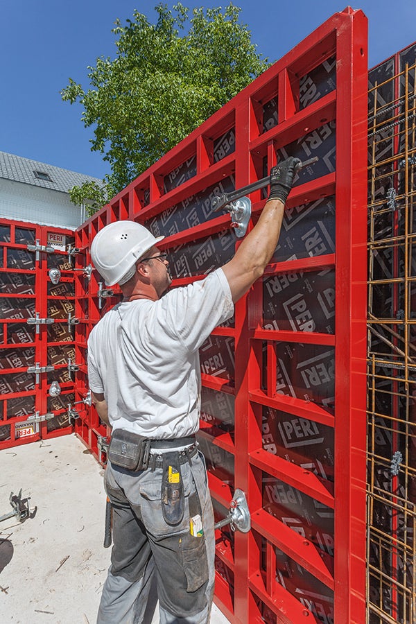 Durch die Verwendung des konischen MX Ankers kommt das MAXIMO System ohne Distanzrohre und Konen aus. Die Bedienung erfolgt von einem Mann und von einer Seite aus.