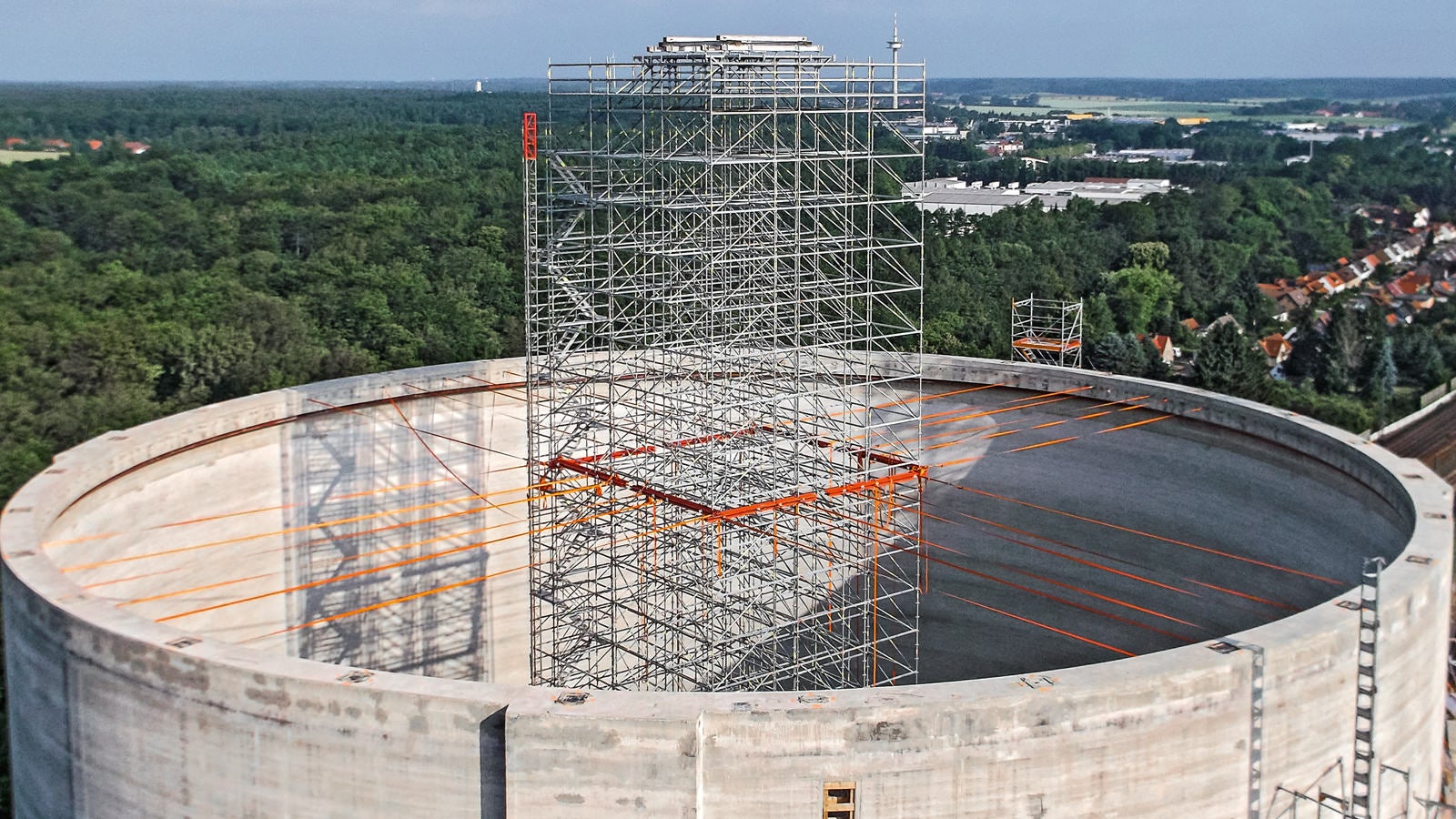 Die Horizontalabspannungen an der Silowand stabilisierten die PERI UP Gerüstkonstruktion, zur Lastaufnahme wurde ein Ring aus mietbaren SRU Stahlriegeln integriert.
