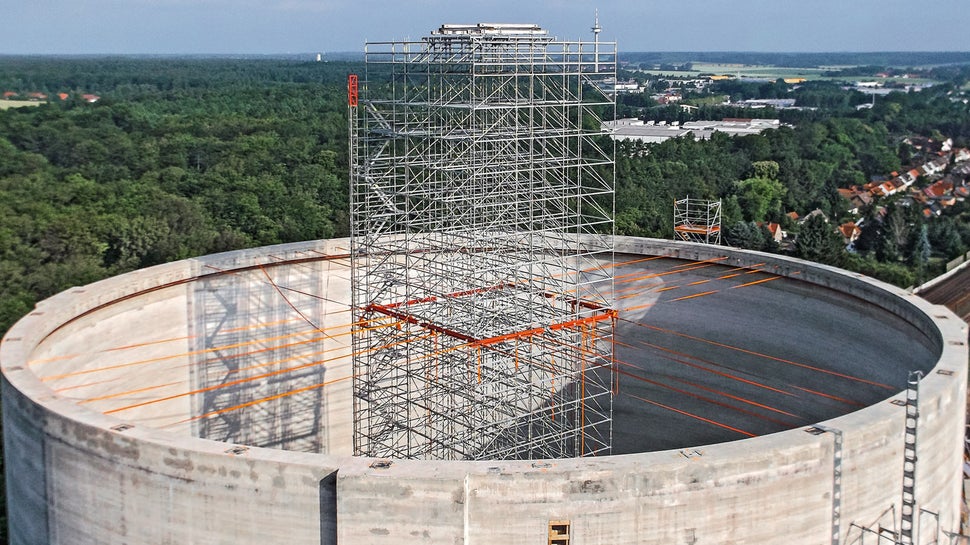 Die Horizontalabspannungen an der Silowand stabilisierten die PERI UP Gerüstkonstruktion, zur Lastaufnahme wurde ein Ring aus mietbaren SRU Stahlriegeln integriert.