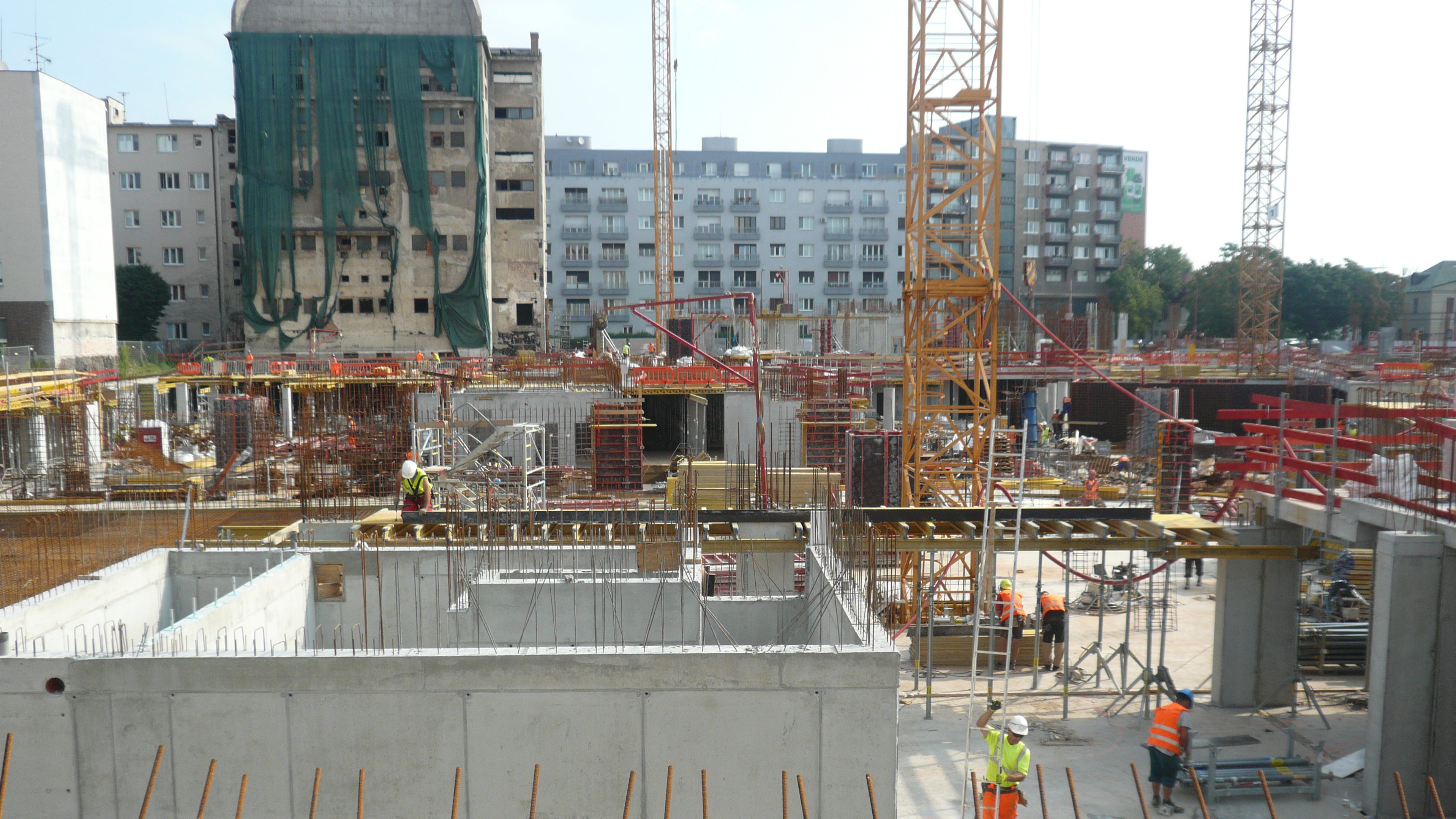 Pre dodržanie prísnych požiadaviek na bezpečnosť práce boli na stavbu dodané okrem štandardných debniacich systémov aj prvky pre zaistenie bezpečnosti pri práci - rôzne typy stĺpikov pre zábradlie.