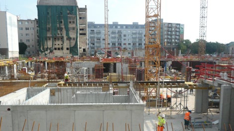 Pre dodržanie prísnych požiadaviek na bezpečnosť práce boli na stavbu dodané okrem štandardných debniacich systémov aj prvky pre zaistenie bezpečnosti pri práci - rôzne typy stĺpikov pre zábradlie.