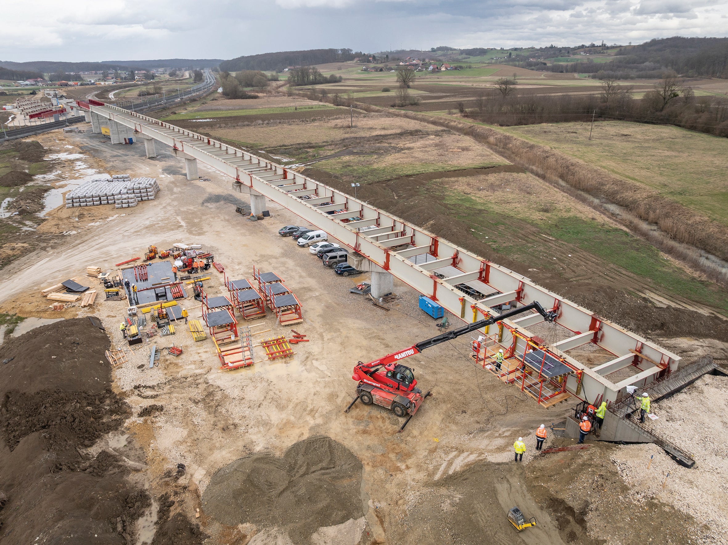 HŽ-2 高架桥位于克罗地亚克里热夫齐的 ，是连接萨格勒布与匈牙利边境连续交通线路中的重要组成部分。<br/>（图片来源：PERI SE）