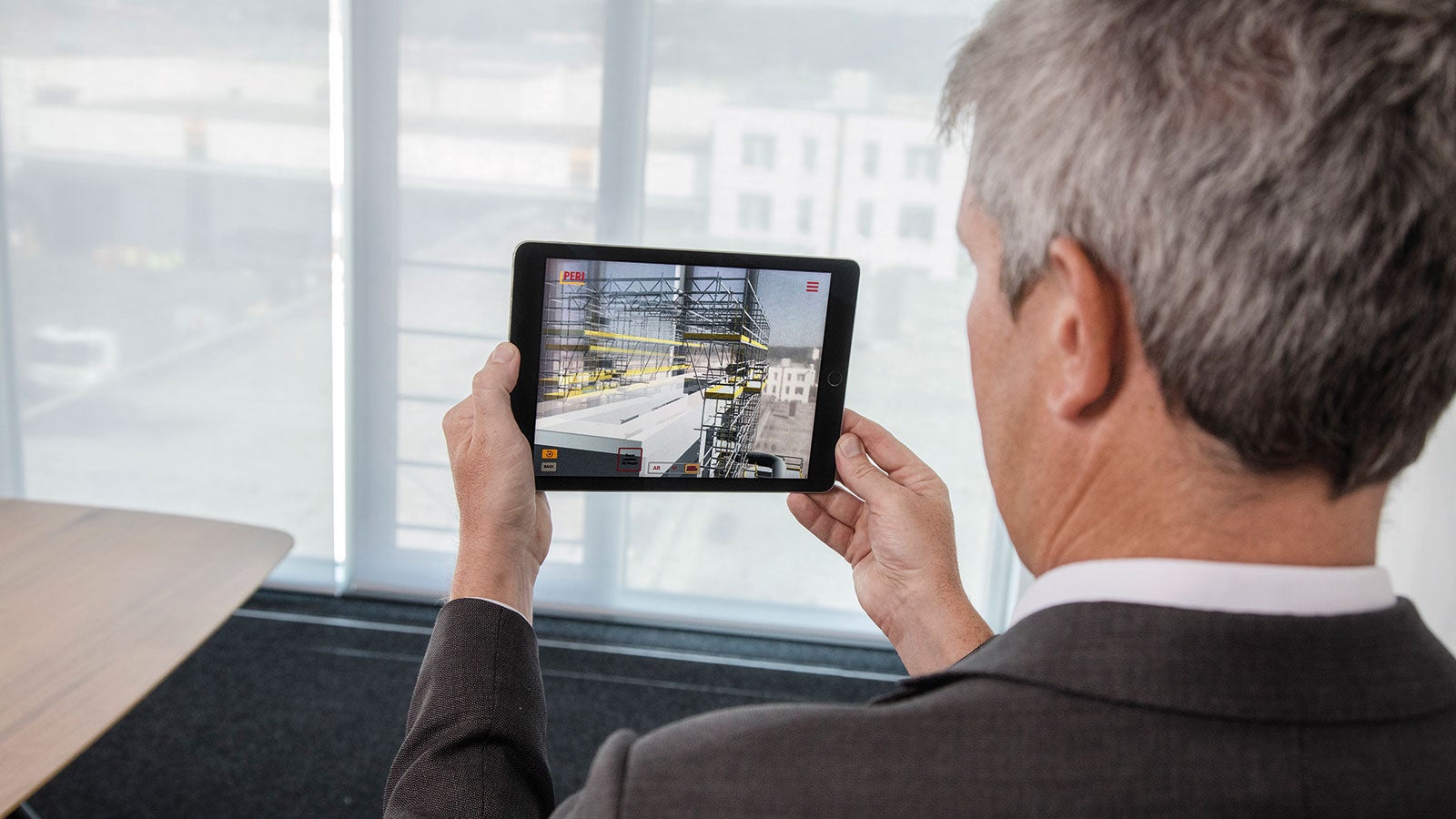 Augmented Reality is much more than just a "nice gimmick" – because it helps to look at 3D models and in effect go through them in detail. This goes hand-in-hand with a better understanding of, for example, planned PERI UP solutions. This helps to deal with the intended scaffolding construction long before the start of the project and thus increases execution reliability.
